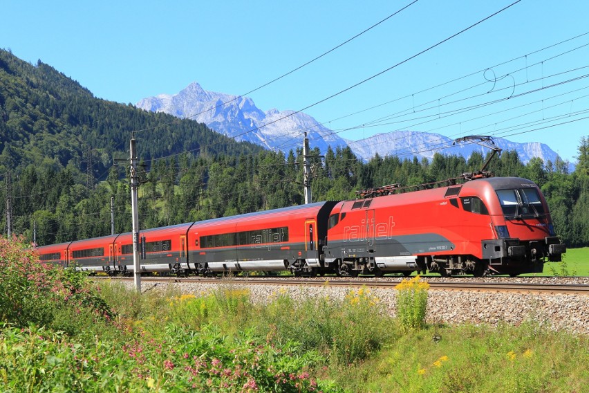Pociąg austriackiej linii Railjet.