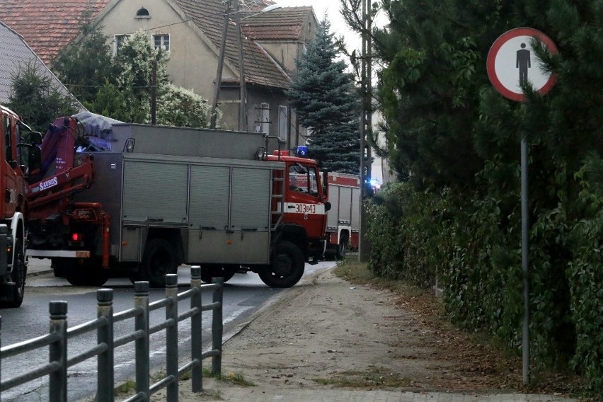 Strażacy stawiają kurtyny wodne, aby odizolować wypływ gazu...