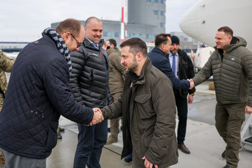 Prezydenci Polski i Ukrainy rozmawiali na lotnisku w Jasionce [ZDJĘCIA]