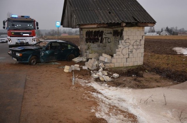 Samochód uderzył w przystanek PKS-u