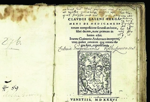 Na zdjęciu dzieło z zakresu medycyny autorstwa Klaudiusza Galenusa z Pergamonu, wydane w Wenecji 1536 r. To jeden z zeskanowanych już egzemplarzy. Są też biblie, zbiory kazań, "Żywoty sławnych mężów" Plutarcha. W pierwszej kolejności przeniesione do Internetu będą najstarsze starodruki z XVI wieku. Cała kolekcja liczy co najmniej 176 starodruków. Będzie ich jednak więcej, bo niektóre książki to tzw. klocki introligatorskie, które zawierają więcej niż jeden tytuł