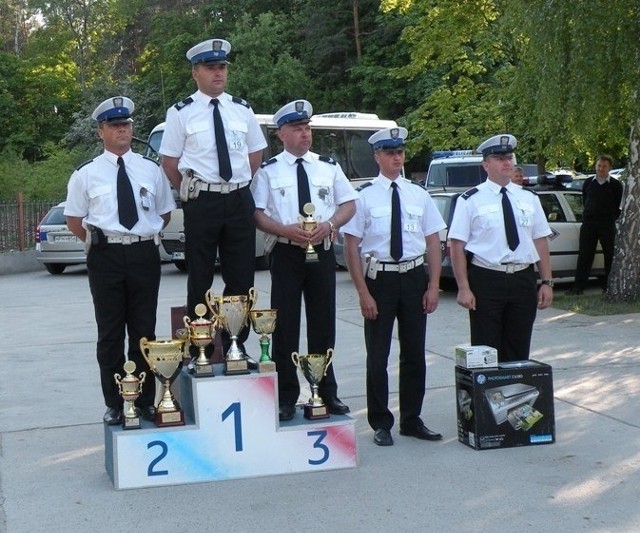 Pierwsze i drugie miejsce w zawodach zajęli policjanci z radomskiej drogówki. odpowiednio Mariusz Wulczyński i Radosław Rusek.