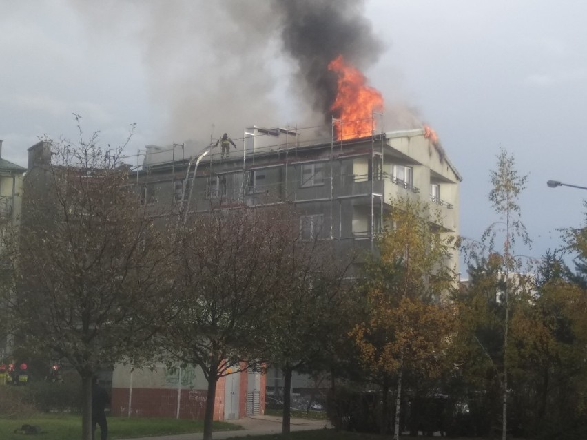 Duży pożar bloku na Muchoborze Wielkim. W akcji 10 zastępów strażaków