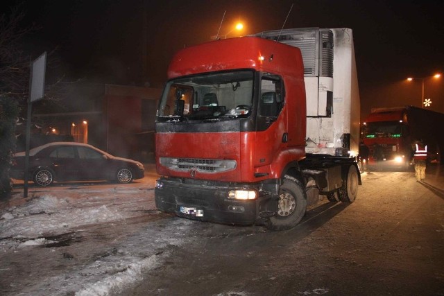 Wypadek w Prószkowie pod Opolem. W piątek wieczorem samochód ciężarowy wpadł w poślizg, zjechał z drogi i uderzył w ogrodzenie. Kierowca tira wycofał i odjechał z miejsca zdarzenia. Teraz szuka go policja.