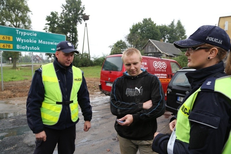 Policjanci rozdają odblaski