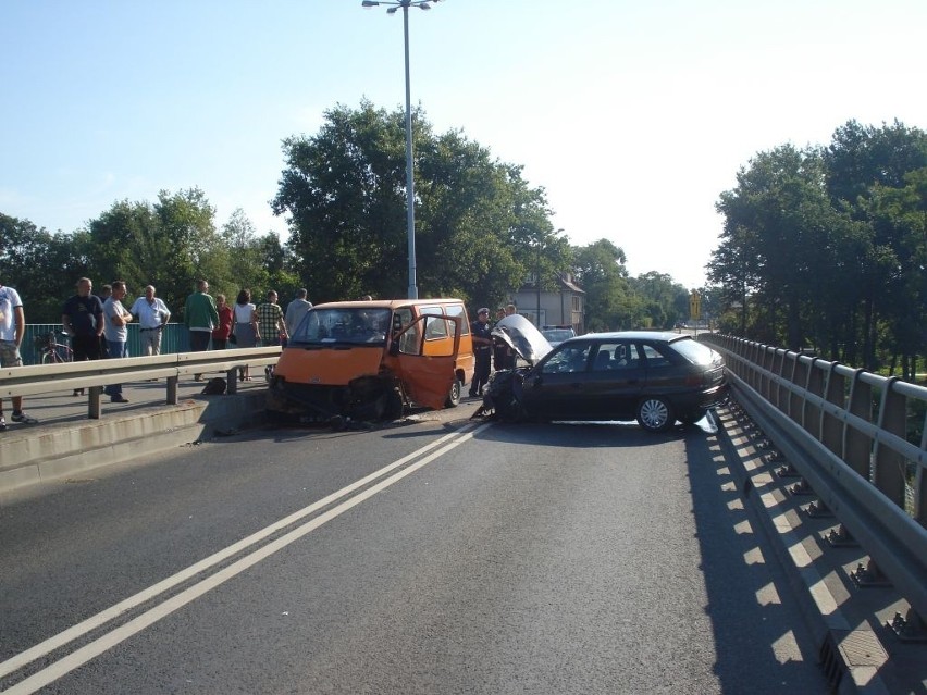Na moście nad Gopłem zderzyły się dwa samochody osobowe.