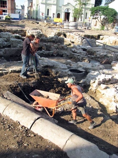 Archeolodzy z placu św. Michała w Sanoku niebawem przeniosą się w jego sąsiedztwo, a tu rozpoczną się prace inwestycyjne.