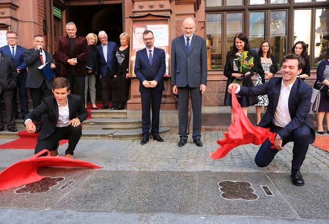 Michał Kwiatkowski oraz Piotr Głowacki w chwili odsłonięcia wmurowanych w bruk katarzynek. Warto wspomnieć, że obaj mają na swoim koncie Złote Karety „Nowości”. Michał Kwiatkowski aż dwie. 