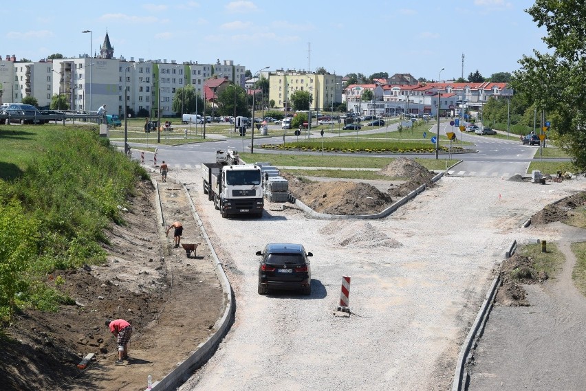 Widok z wiaduktu na część zachodnią drogi, która rozwidla...