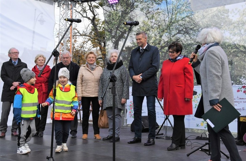 Seniorzy jak studenci na juwenaliach! Szalona zabawa na kieleckim Rynku (ZAPIS TRANSMISJI, zdjęcia)