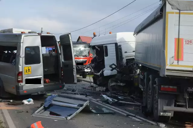 Zderzenie busa i ciężarówki pod Proszowicami. Nie żyją kierowcy pojazdów