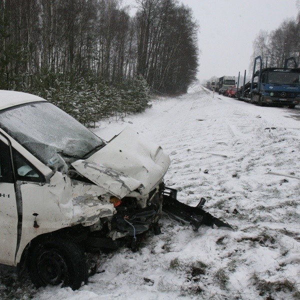 1 lutego z powodu nie odśnieżonych  i oblodzonych dróg wydarzyło sie bardzo dużo wypadków