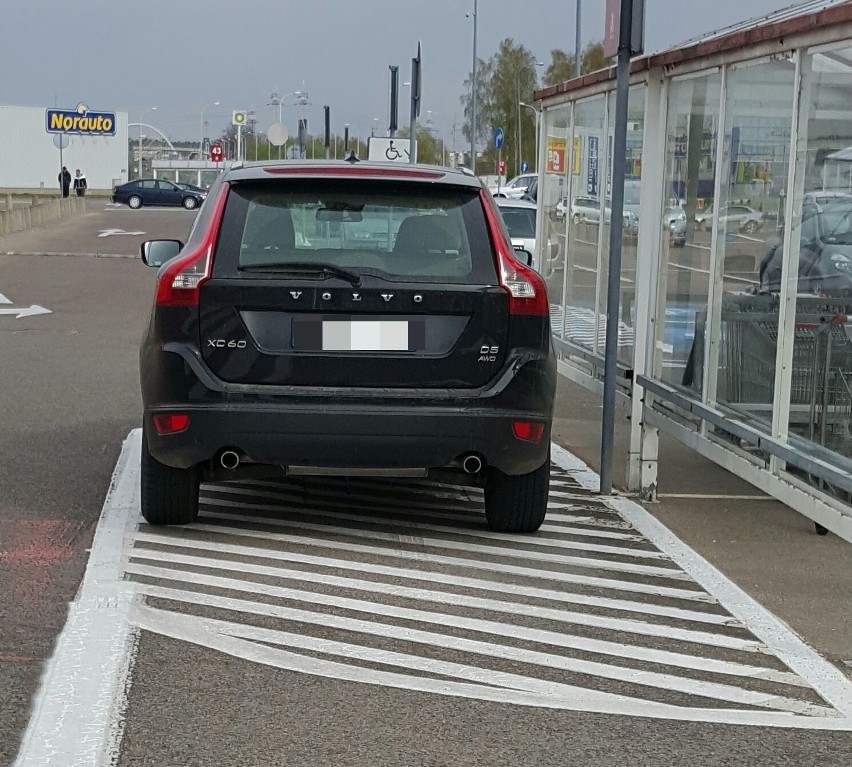 Na parkingu przy Auchan takie parkowania zdarzają się...