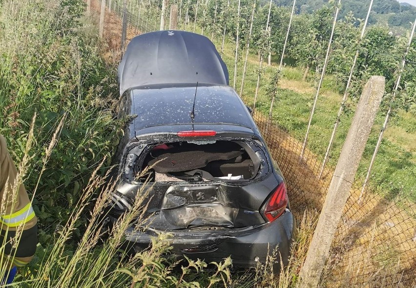 Wypadek na DK 75 w Łososinie Dolnej. Bus najechał na osobówkę. 70-letnia kobieta trafiła do szpitala [ZDJĘCIA]