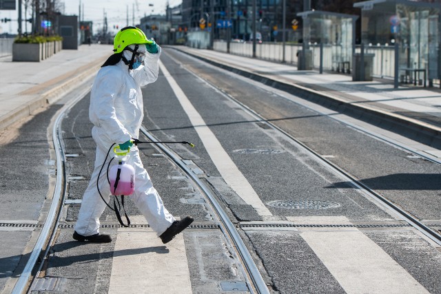 Poznań w czasie ostrego lockdownu. Zdjęcia wykonane w marcu i kwietniu 2020 roku. 23 marca ogłoszono stan epidemii w Polsce. Na drugi dzień polskie ulice wyludniły się - od 24 marca do 11 kwietnia obowiązywało ograniczenie w przemieszczaniu się poza celami bytowymi, zdrowotnymi i zawodowymi. Przejdź do kolejnego zdjęcia --->