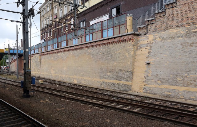 Tak prezentuje się kontrowersyjny mur na dworcu PKP w Szczecinie