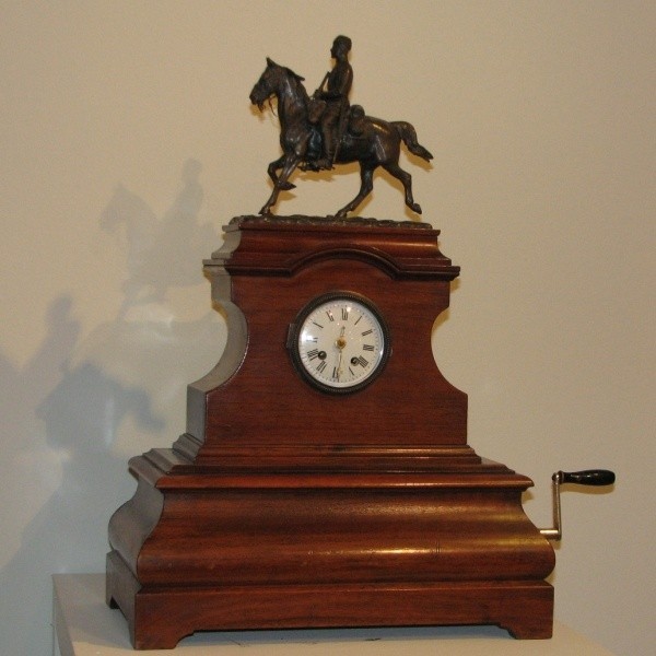 Zegar kominkowy z pozytywką, XIX wiek - jeden z wielu pięknych eksponatów zgromadzonych w Muzeum Podlaskim