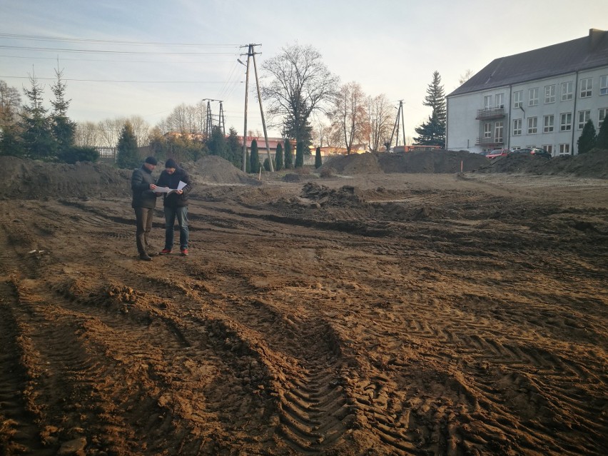Przy szkole w Dobromierzu jest budowane boisko...