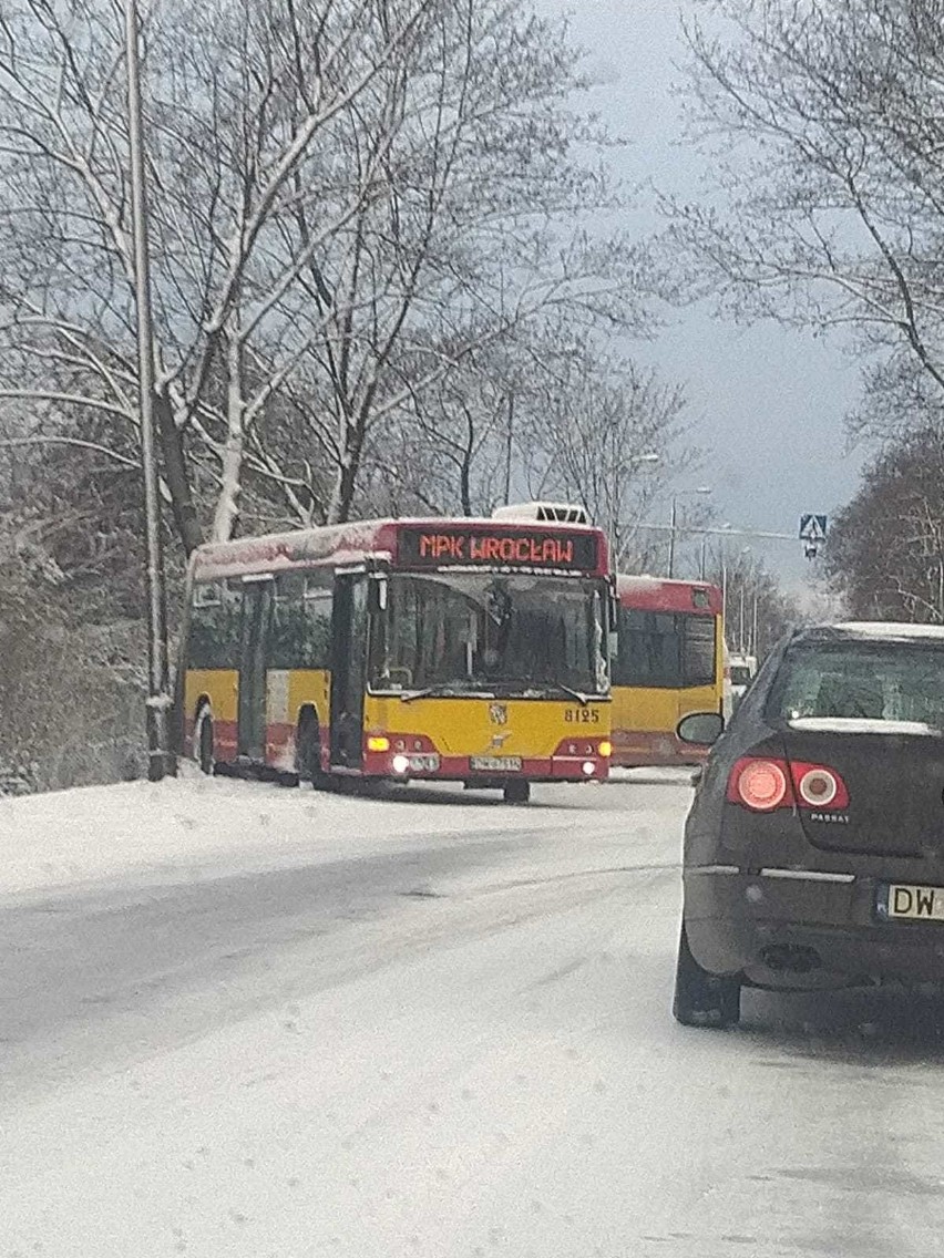 Atak zimy we Wrocławiu. Miasto stanęło w korku (ZDJĘCIA)