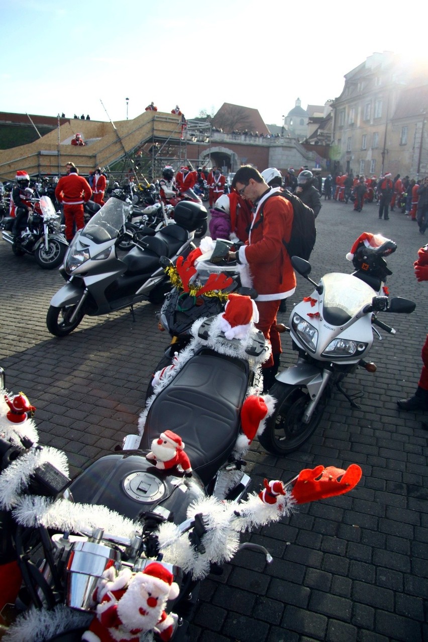 MotoMikołaje przejechali przez Lublin z prezentami dla dzieci (ZDJĘCIA, WIDEO)