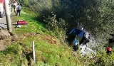 Wypadek na DW969 w Naszacowicach. Kobieta straciła panowanie nad pojazdem. Wóc uderzył w latarnie i zatrzymał się w zaroślach 