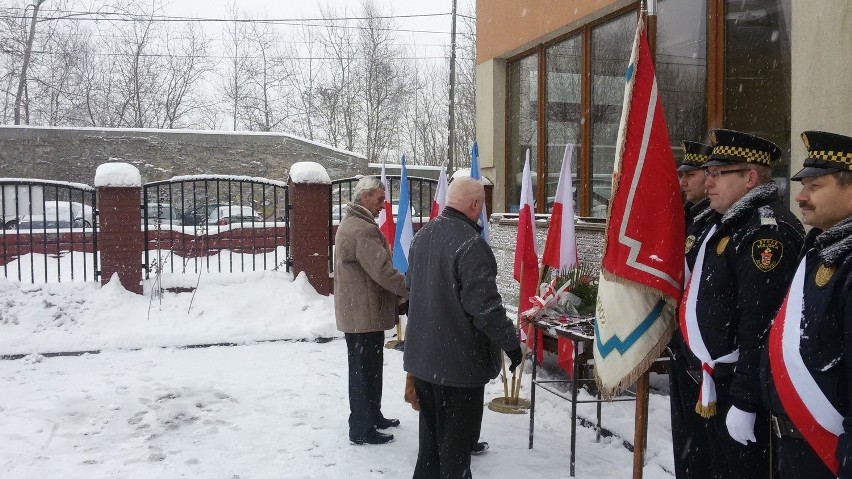 Złożeniem kwiatów pod tablicą przy ul. Staszica uczczono...