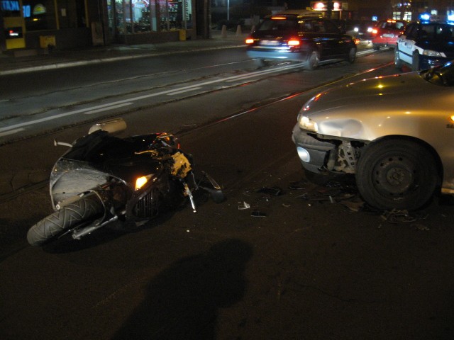 Kierująca fiatem brava potrąciła motocyklistę wyjeżdżając z ul. Pocztowej w ul. Sikorskiego.