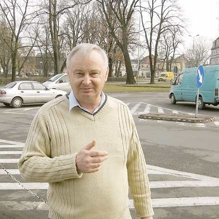 - Skrzyżowania dróg na placu Łużyckim są bardzo niebezpieczne - mówi Tadeusz Polak