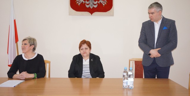 Anna Ogórek - dyrektor Powiatowego Centrum Pomocy Rodzinie, sędzia Maria Rutkowska i wicestarosta Tomasz Fąfara.