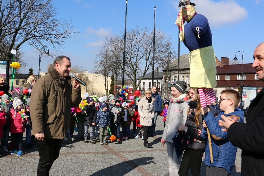 Barwna parada przeszła ulicami Lipna. Uczniowie ze szkoły...