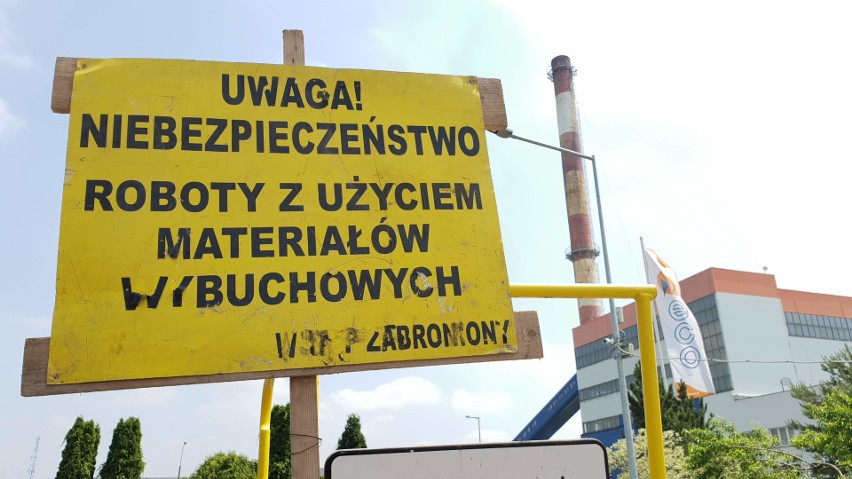 Wysadzenie komina ciepłowni w Strzelcach Opolskich. Do wyburzenia 80-metrowego obiektu użyto 11 kilogramów materiałów wybuchowych