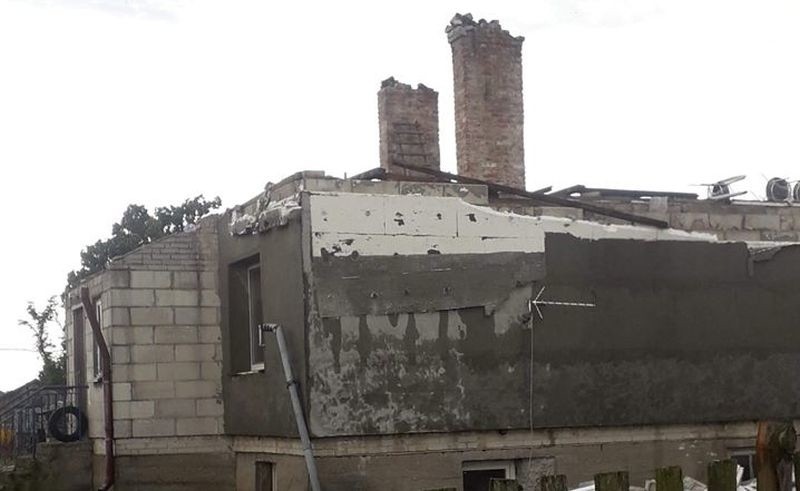 Zerwany dach, uszkodzone linie energetyczne i powalone drzewa w gminie Wąsewo. 10.07.2020. Zdjęcia