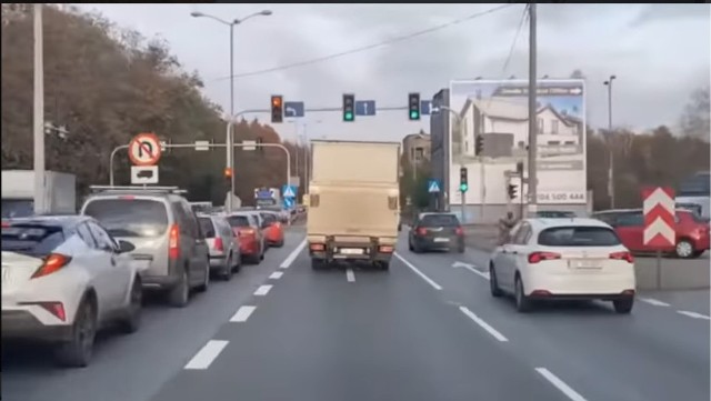 Blokowano karetkę na sygnale w Katowicach na Wiślance. Wideo oglądają tysiące internautów. Policja zajęła się sprawą