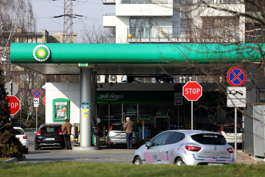 Nadchodzi majówka, a wraz z nią obniżki cen na stacjach. Eksperci: "tańszy powinien być zarówno olej napędowy, jak również benzyna"