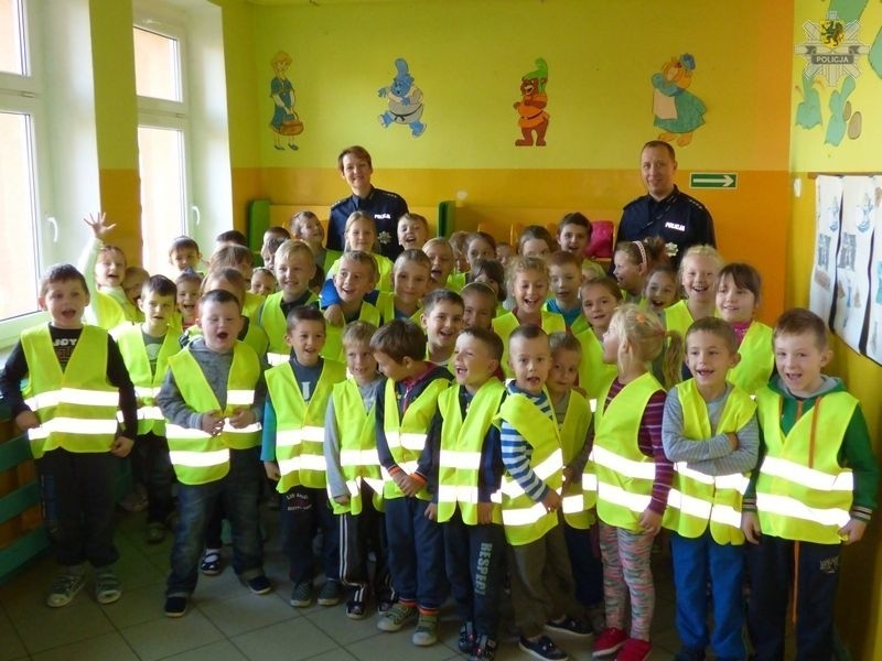 Policjanci z Lęborka wyposażyli dzieci i młodzież szkolną z...