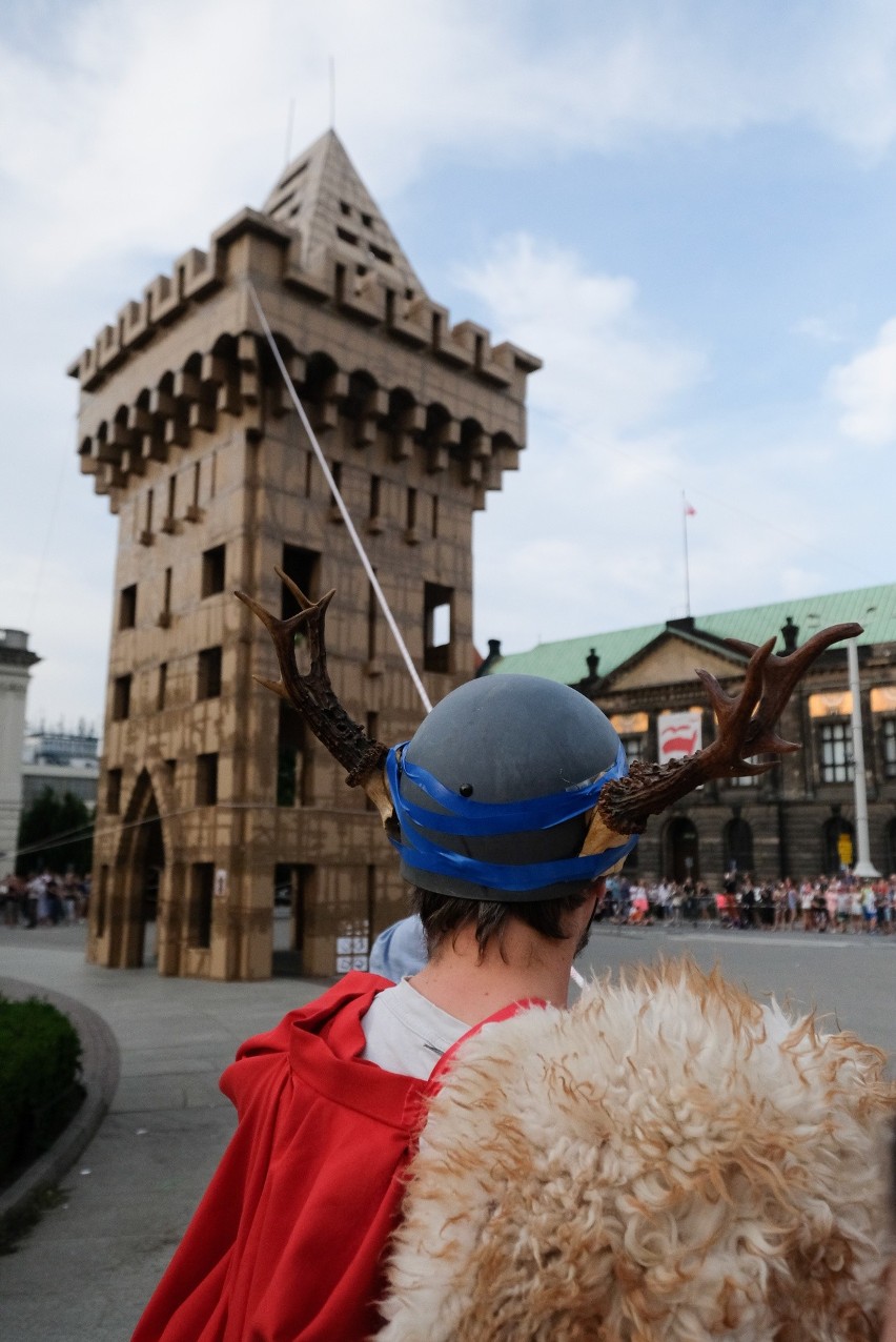 W zburzeniu wieży wziął udział tłum poznaniaków....