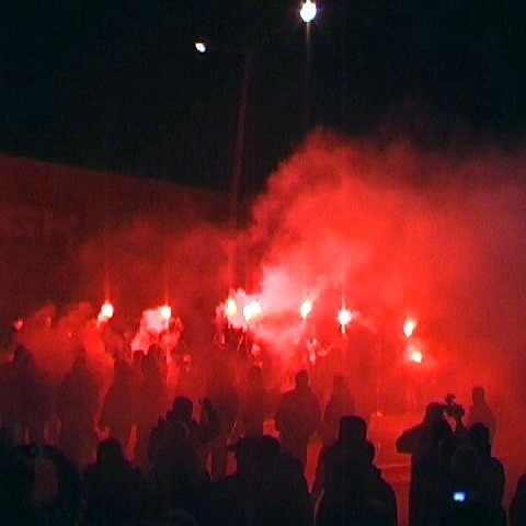 Kibice na ul. Szczecińskiej odpalili race.