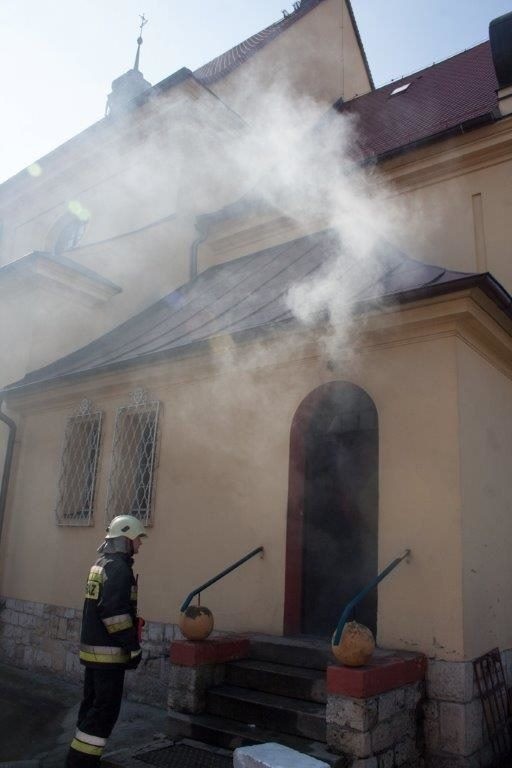 Przyczyną wydostawania się dymu na kotłownię i na zewnątrz kościoła był niedrożny przewód kominowy.