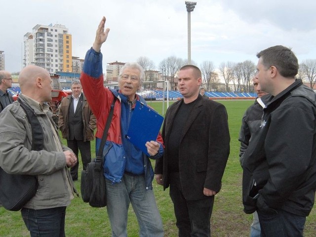 Włodzimierz Kowalski (drugi z lewej) odpowiedzialny za weryfikację torów żużlowych i Bogdan Bardzik (drugi z prawej) z firmy Baster-Pol zajmującej się przygotowaniem nawierzchni i przebudową bandy.