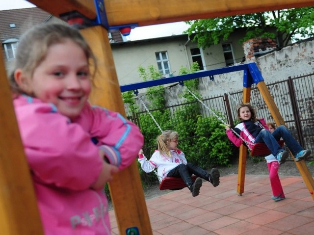 Uczniowie z SP nr 2 przy ul. Hetmańskiej już się bawią na nowym placu