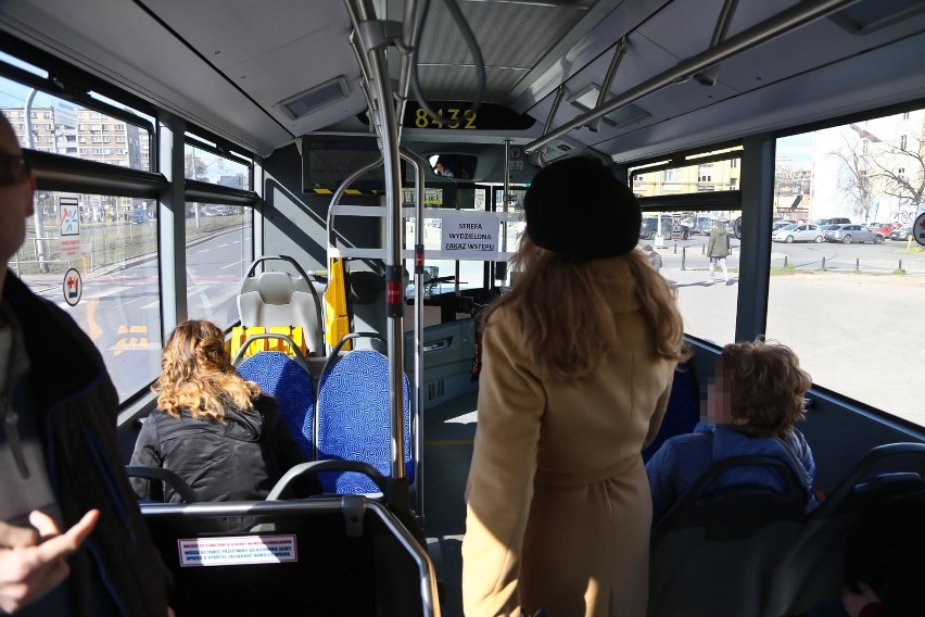 W tramwaju, autobusie czy pociągu w strefie czerwonej musi...