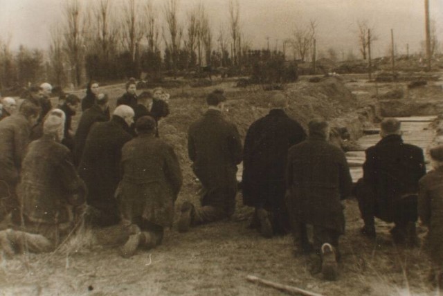 W żorskim muzeum znajdują się archiwalne zdjęcia z ekshumacji szczątków ofiar Marszu Śmierci z 1945 roku