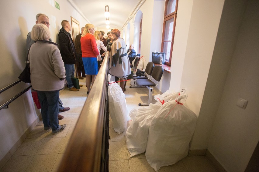 Wybory samorządowe 2018. Skandal wyborczy w Słupsku. Porzucono worki z głosami