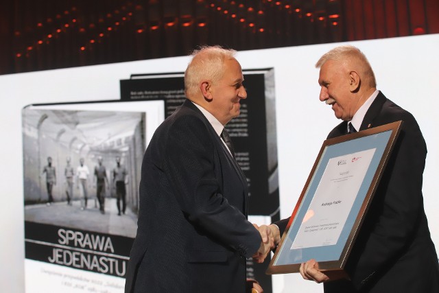 Na zdjęcie (od lewej) prof. Friszke, laureat poprzedniej edycji, oraz prof. Antoni Różalski, rektor UŁ