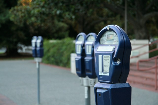 Komunikacja Miejska w Kołobrzegu, która odpowiada za parkometry w strefach płatnego parkowania, postawiła w ub. tygodniu trzy nowe urządzenia przy urzędzie miasta.