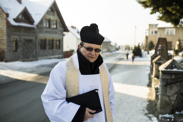 Wydawałoby się, że tegoroczna kolęda znów odbywać się będzie w tradycyjnej formie. Okazuje się, że nie wszędzie.  W archidiecezji łódzkiej są parafie, gdzie księża będą odwiedzać wiernych tylko na zaproszenie. Dalej będą odprawiane „msze kolędowe”…