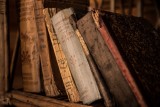 Książki z czasów PRL są warte majątek. Te książki są poszukiwane przez kolekcjonerów. Sprawdź, czy masz je w domu 2.12.2023