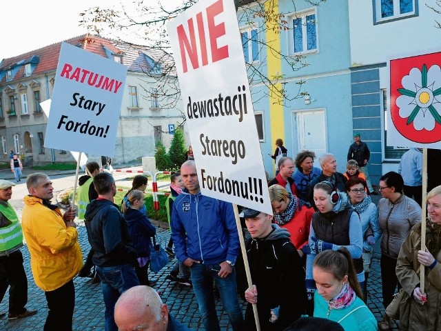 Grupa mieszkańców starego Fordonu przez cały protest spacerowała po przejściu dla pieszych przy Bydgoskiej