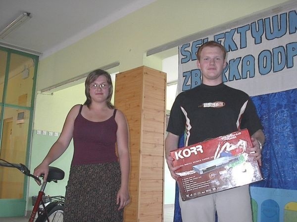W konkursie &quot;Selektywna zbiórka odpadów&quot; Aleksandra Jankowska dostała rower, a Przemysław Romanowski - odtwarzacz DVD.