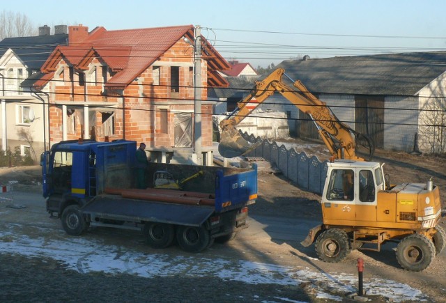 W Czostkowie w ostatnim czasie bardzo często dochodzi do uszkadzania wodociągu na skutek robót kanalizacyjnych.